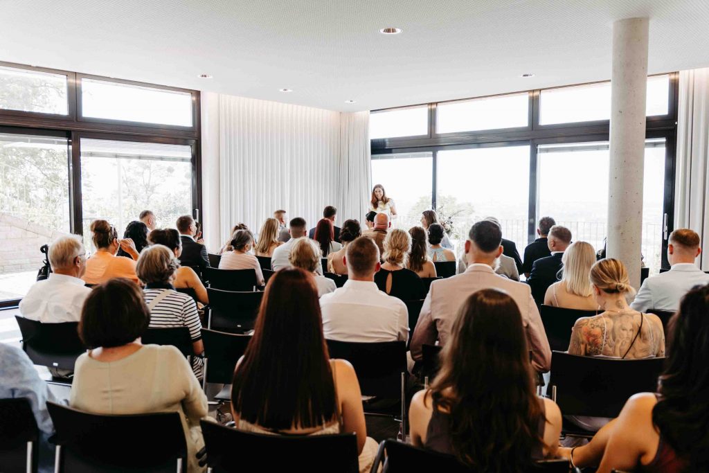 Trauzeremonie im Standesamt in Durlach auf dem Turmberg. Blick auf die Standesbeamtin.
