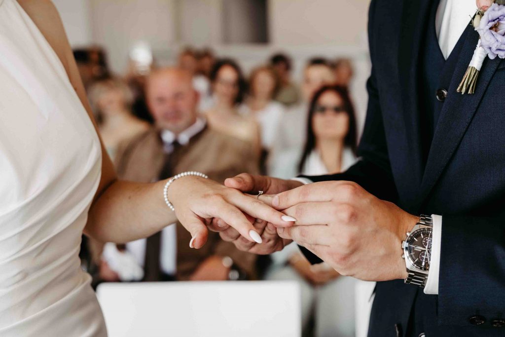 Im Trausaal Durlach auf dem Turmberg. Das Brautpaar tauscht die Ringe.